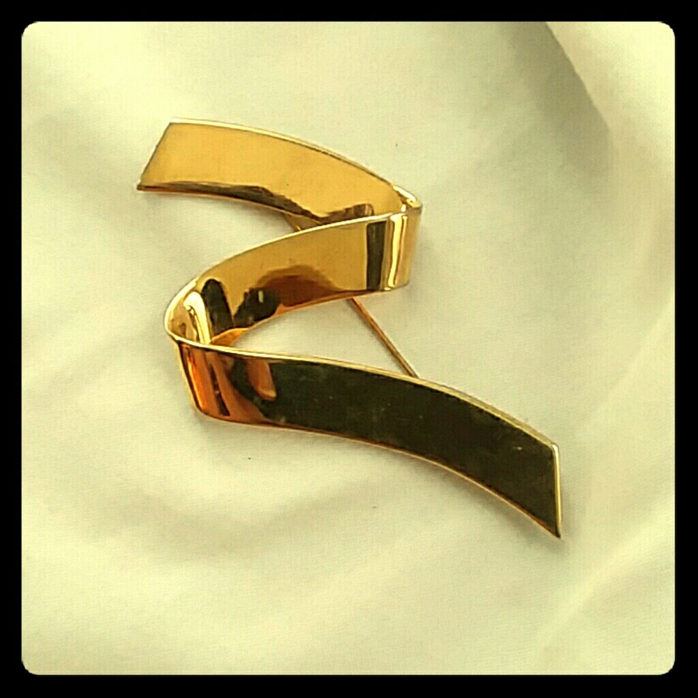 Vintage Monet gold brooch